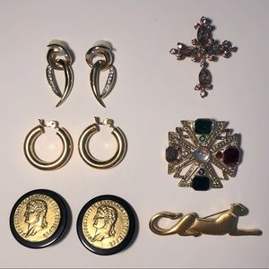 Lot of gold tone earrings and brooches